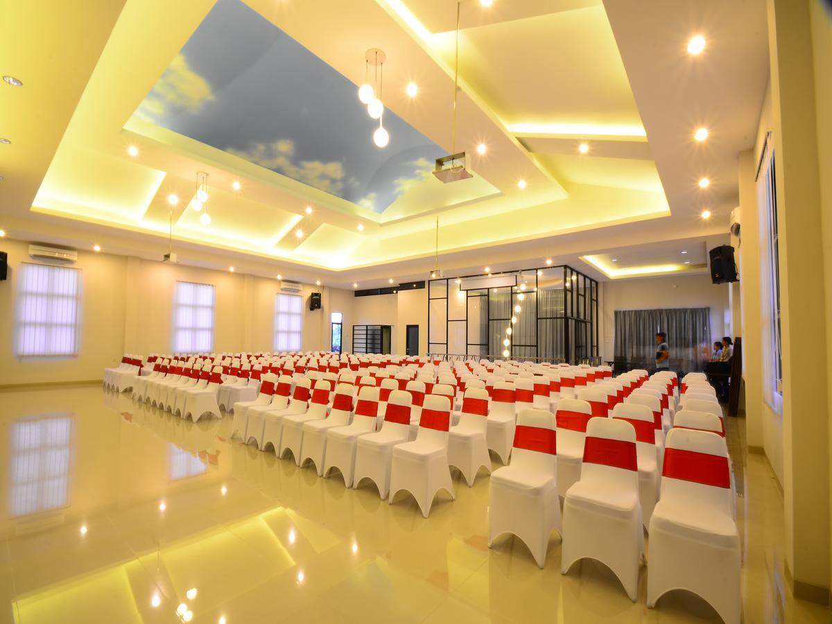 Queen City Hotel Banjarmasin Exterior foto