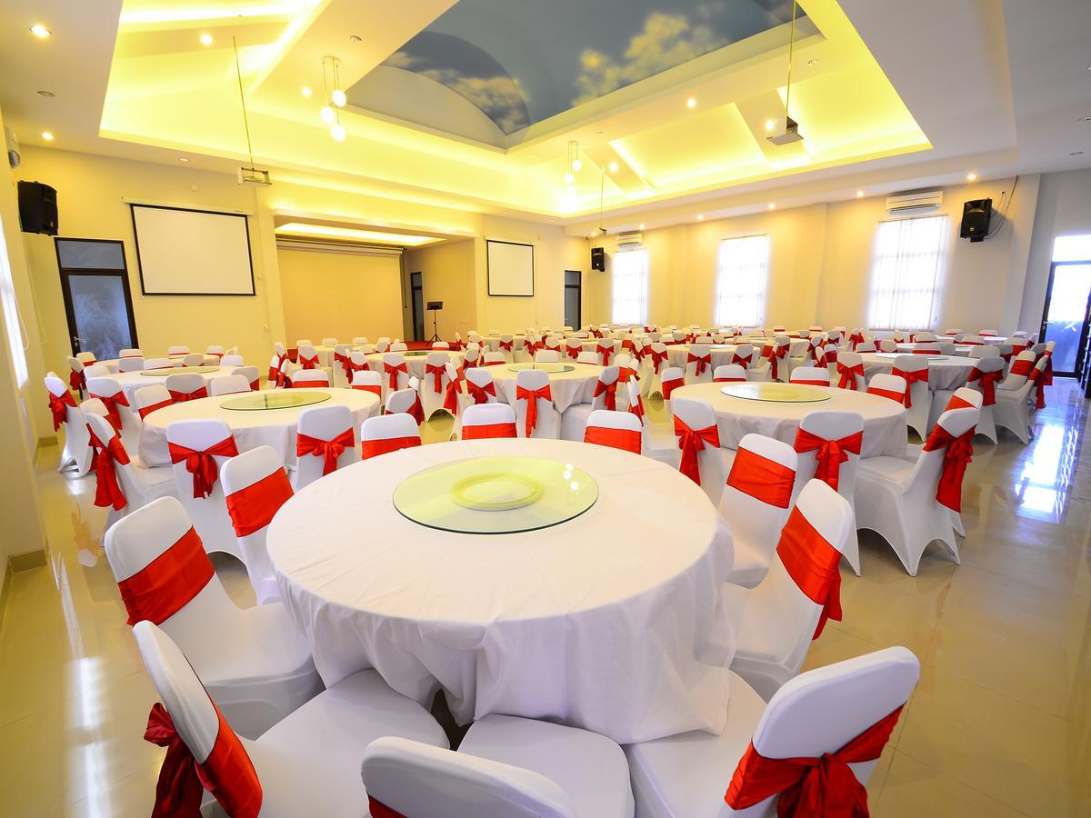 Queen City Hotel Banjarmasin Exterior foto