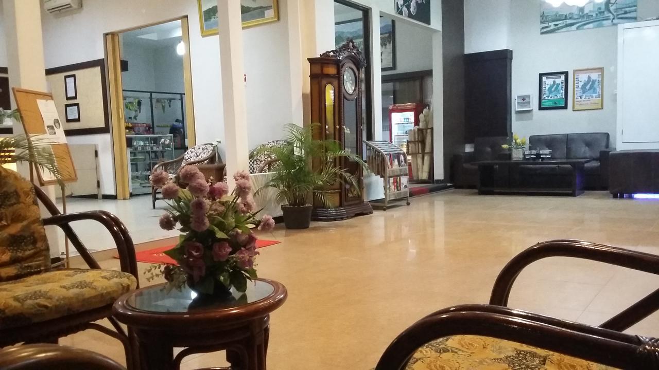 Queen City Hotel Banjarmasin Exterior foto