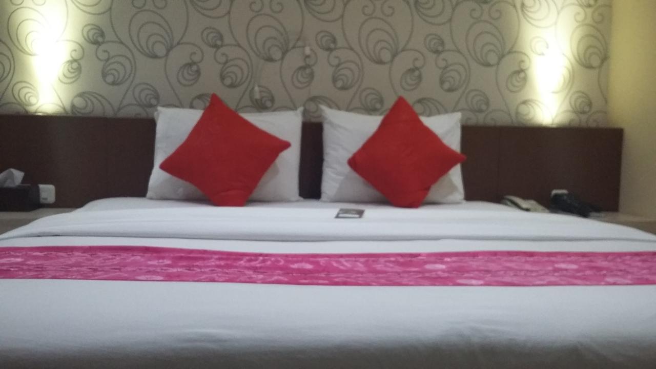 Queen City Hotel Banjarmasin Exterior foto